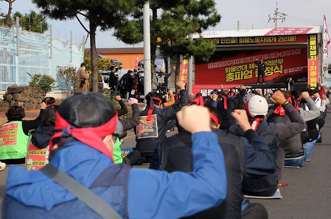 민주노총 전국공공운수노동조합 화물연대본부 제주지역본부 조합원 50여 명이 지난달 24일 오후 제주항 5부두 앞에서 총파업 출정식을 하고 있다. /뉴스1