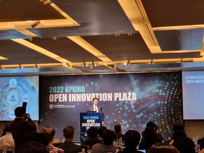 원희목 한국제약바이오협회장이 5일 서울 중구 웨스틴 조선호텔에서 열린 2022 KPBMA 오픈 이노베이션 플라자에서 ‘K-스페이스’를 출범을 발표하고 있다. /김양혁 기자
