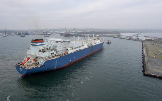 지난달 23일(현지시간) 독일 북동부 무크란에 액화천연가스(LNG) 운반선이 도착하고 있는 모습.AFP연합뉴스
