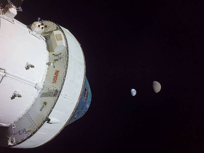 아르테미스 1호의 오리온 우주선이 지구에서 가장 먼 위치에 있었던 지난달 28일 지구와 달을 배경으로 찍은 셀카. 나사 제공