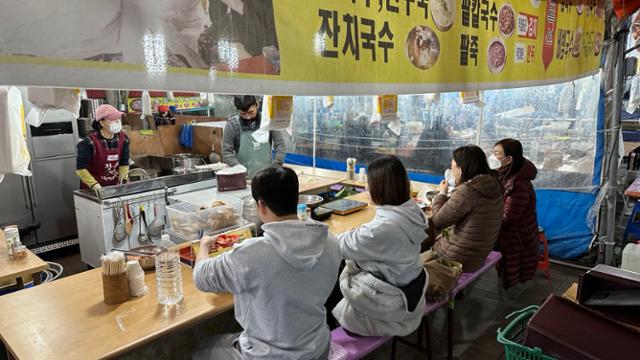 5일장이 선 지난달 29일 성남 모란민속시장을 찾은 시민들이 장터에서 음식을 먹고 있다. 이종구 기자