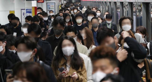 서울 지하철 5호선 광화문역에서 마스크를 착용한 채 출근하는 시민들. 뉴스1