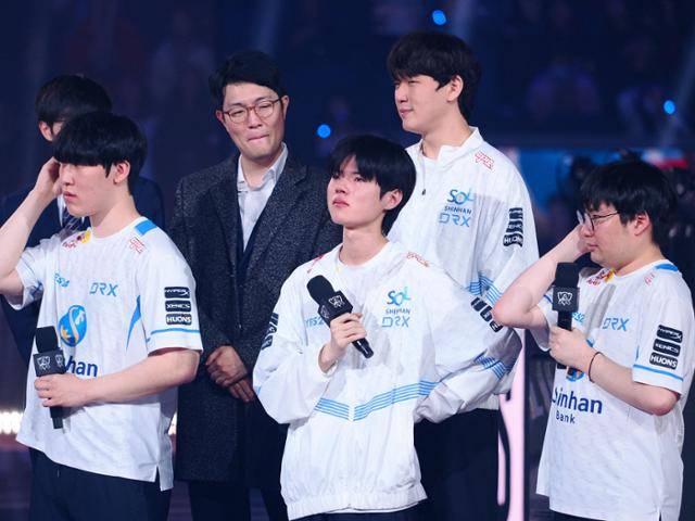 DRX 주장 '데프트' 김혁규(가운데)가 지난달 5일(현지시간) 미국 샌프란시스코 체이스 센터에서 열린 2022 리그 오브 레전드(LoL) 월드 챔피언십(롤드컵) 결승에서 우승한 뒤 벅찬 감정을 드러내고 있다. 김혁규는 커리어 첫 우승을 달성한 동시에 롤드컵 사상 최고령(1996년생) 우승자라는 타이틀을 얻게 됐다. 샌프란시스코 로이터/USA TODAY=연합뉴스
