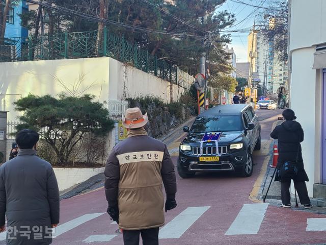 5일 오전 서울 강남구 청담동 언북초등학교 안으로 스쿨존 사고로 숨진 학생의 운구 차량이 들어오고 있다. 이유진 기자