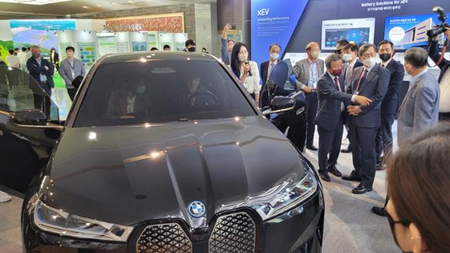 지난 5월 3일 제주국제컨벤션센터에서 열린 제9회 국제전기자동차엑스포 개막식 행사에서 주요 인사들이 전시장을 방문하고 있다. IEVE 제공