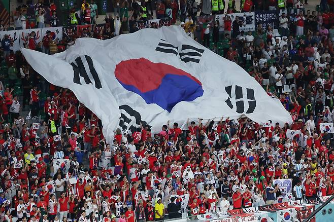 관중석에 펼쳐진 태극기. [연합뉴스]