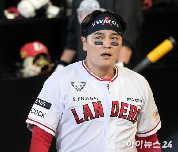 추신수가 SSG 랜더스와 연봉 17억을 받는 조건으로 2023시즌 재계약했다. [사진=정소희 기자]