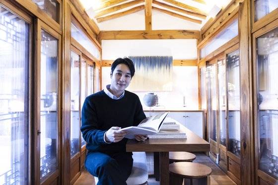 제17회 공예트렌드페어 양태오 총감독은 “한옥에서의 삶을 통해 ‘지역성과 전통’이라는 중요한 화두를 얻었다”고 말했다. 권혁재 사진전문기자