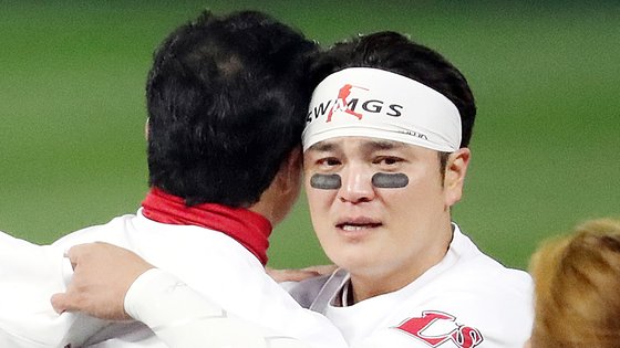 한국시리즈 우승 후 친구 김강민과 끌어안으며 눈시울을 붉힌 SSG 랜더스 추신수. 연합뉴스
