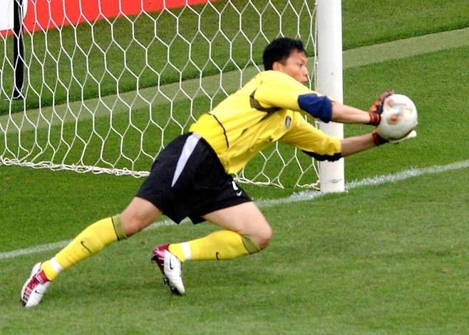 ▲2022년 월드컵 8강전 승부차기에서 호아킨의 슛을 막는 이운재 사진 : 연합뉴스