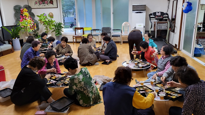 서울 노원구 상계9단지 경로당은 지난 9월부터 매주 목요일마다 동네 어르신들의 식사를 준비하는 ‘함께 식당’이 됐다. 회원과 비회원을 나누지 않고 누구나 한 끼 같이 먹는 마을 식당인 셈이다.  어르신휴센터 제공