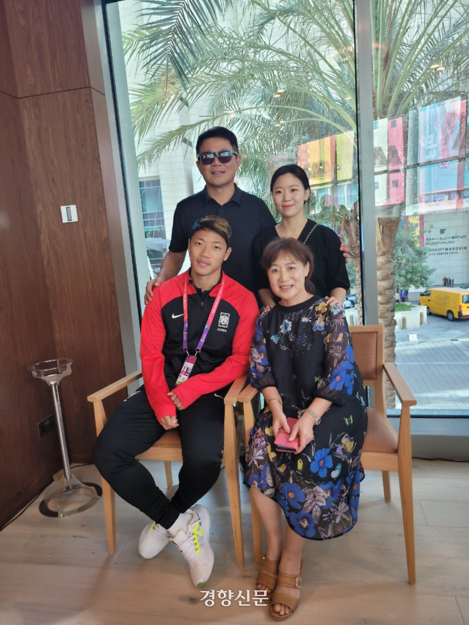 황희찬이 카타르 현지에서 지난 3일 카타르 도하의 한 호텔에서 가족과 만나 기념 사진을 촬영하고 있다. 황희찬 가족 제공