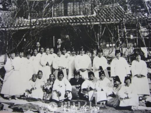 일제강점기 경성 청운동 청운양로원 초기 모습. 애초 불교 신자가 시작했으나 재정난으로 의사 오긍선이 인수한다. 출전 법보신문