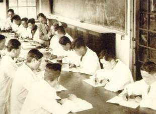 일제강점기 세브란스의학교 피부과 학생들을 지도하는 오긍선. 지금의 연세대 의대 전신이다.&nbsp;