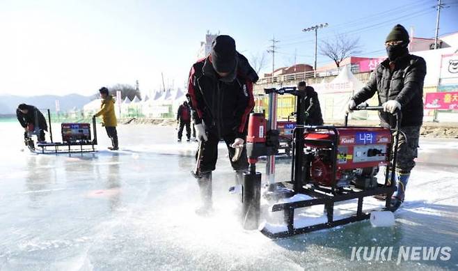 지난 2019년 축제장에서 행복일자리에 참여한 군민들이 얼음판 천공작업을 하고 있다.