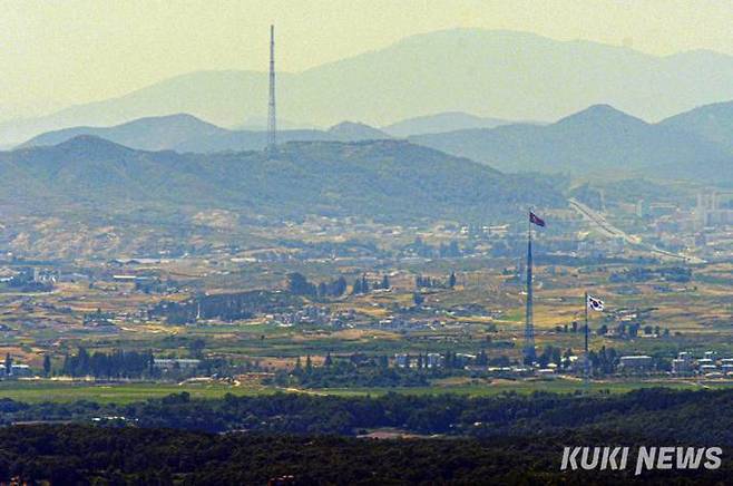 태극기와 북한의 인공기가 휘날리고 있다. 사진은 기사와 관련이 없습니다.    사진=박효상 기자