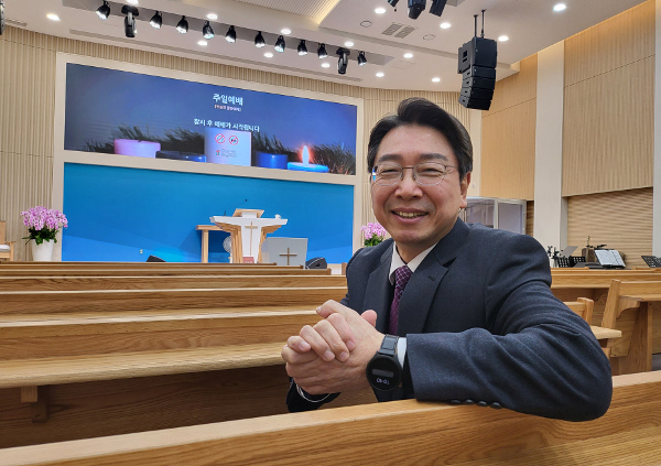 이영익 목사가 지난 1일 서울 동대문구 성문교회 본당에서 기도를 통해 목회의 기초를 세웠던 경험담을 말하고 있다.