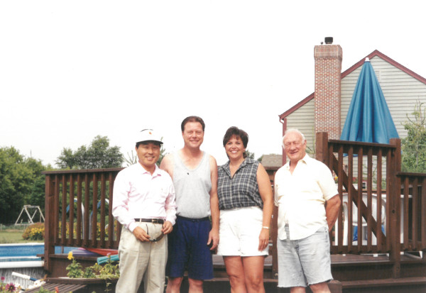 유이상(왼쪽) 풍년그린텍 대표가 1993년 세계 포장박람회가 열린 미국 시카고에서 펄프 몰드 회사 사장 가정을 방문해 기념촬영을 하고 있다.