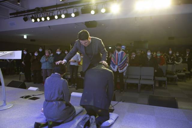 강남중앙침례교회 최병락 목사가 제20회 전교인 선교축제 마지막 날인 2일 왕십리비전센터에서 김소망 선교사 파송식을 갖고 안수기도하고 있다. 강남중앙침례교회 제공