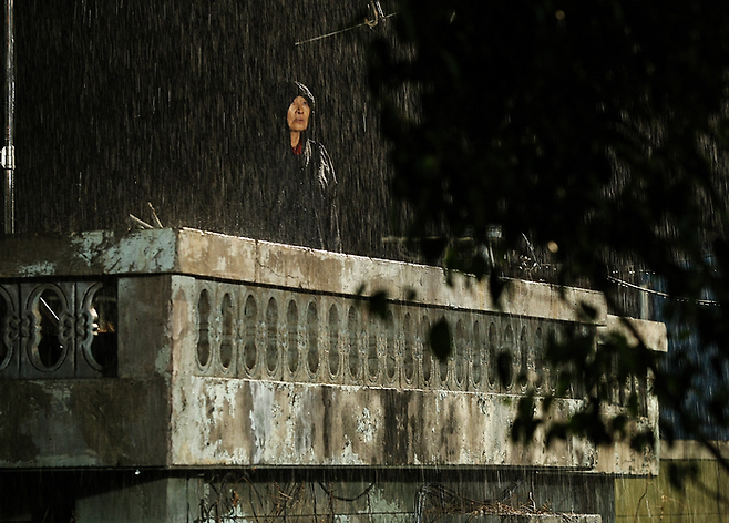 도준 엄마는 사건 당시 문아정의 동선을 따라가며 진실을 파헤친다. [사진 제공=CJ엔터테인먼트]