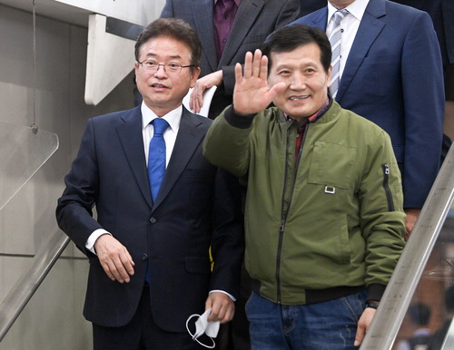 지난달 경북 봉화 광산에서 구조된 광부 박정하 씨가 이철우 경북도지사의 축하를 받으며 퇴원하고 있다. 【사진 제공=경북도】
