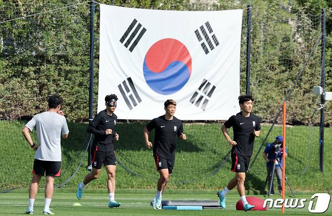 (도하(카타르)=뉴스1) 이동해 기자 = 대한민국 축구대표팀 손흥민과 황희찬, 황인범이 4일 오전(현지시간) 카타르 도하 알에글라 트레이닝센터에서 훈련을 하고 있다. 2022.12.4/뉴스1  Copyright (C) 뉴스1. All rights reserved. 무단 전재 및 재배포 금지.