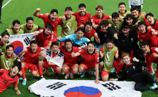 축구대표팀이 3일 오전(한국시간) 카타르 알라이얀의 에듀케이션시티 스타디움에서 열린 포르투갈과 2022 카타르월드컵 H조 조별리그 3차전에서 2-1로 승리해 16강 진출을 확정한 뒤 기념 사진을 찍고 있다. 뉴시스