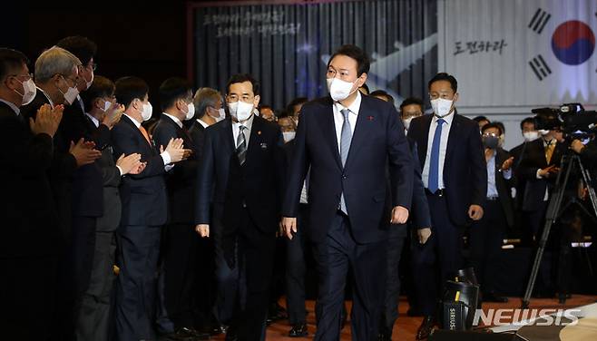 [서울=뉴시스] 전신 기자 = 윤석열 대통령이 5일 서울 삼성동 코엑스에서 열린 제59회 무역의날 기념식에 입장하고 있다. 2022.12.05. photo1006@newsis.com