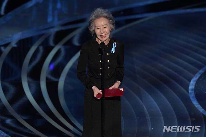 [로스앤젤레스=AP/뉴시스] 윤여정이 27일(현지시간) 미 캘리포니아주 로스앤젤레스의 돌비극장에서 열린 제94회 아카데미 시상식에서 최우수 남우 조연상을 시상하고 있다. 2022.03.28.