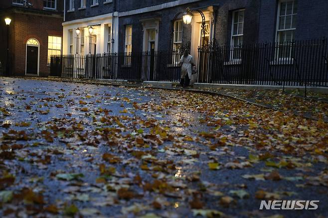 [런던=AP/뉴시스]지난 11월17일 언던 다우닝가에 낙엽들이 가득 떨어져 있다. 토니 댄커 영국산업연맹(CBI) 총재는 5일 "기업들은 투자를 안 하고, 물가는 오르며, 경제는 위축되는 심각한 경제 상황이 2023년까지 지속될 것으로 예상되며, 시급한 행동이 취해지지 않으면 영국은 10년 간 경제성장을 못하는 잃어버린 10년에 직면할 수 있다"고 경고했다. 2022.12.5