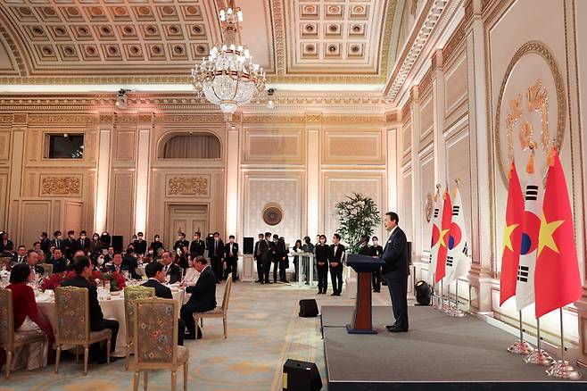 [서울=뉴시스] 윤석열 대통령이 5일 청와대 영빈관에서 열린 응우옌 쑤언 푹 베트남 국가주석 방한 국빈만찬에서 만찬사하고 있다. (사진=대통령실 제공) 2022.12.05. photo@newsis.com *재판매 및 DB 금지