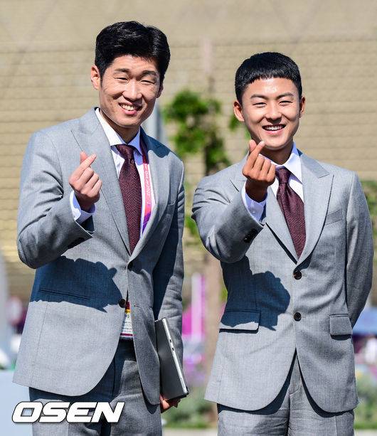 [OSEN=루사일(카타르), 박준형 기자]SBS 해설맡은 박지성과 이승우가 루사일 스타디움 앞에서 포즈를 취하고 있다. 2022.11.22 /&nbsp; soul1014@osen.co.kr