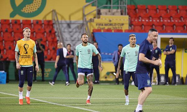브라질 축구대표팀 네이마르가 2022카타르 월드컵 16강 한국과의 경기를 하루 앞둔 4일 오후(현지시간) 카타르 알아라비 SC훈련장에서 훈련을 하고 있다. 뉴스1