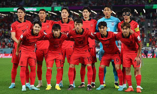 3일 오전(한국시간) 카타르 알라이얀의 에듀케이션 시티 스타디움에서 열린 2022 카타르 월드컵 조별리그 H조 3차전 대한민국과 포르투갈 경기. 우리 대표팀 선수들이 경기 전 팀포토를 촬영하고 있다. 알라이얀=연합뉴스