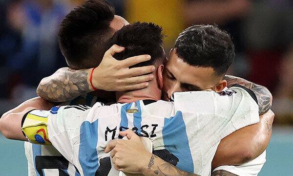 3일(현지시간) 오후 카타르 알랴이얀 아흐마드 빈 알리 스타디움에서 열린 2022 카타르 월드컵 16강전 아르헨티나와 호주의 경기, 아르헨티나 리오넬 메시가 호주에 2-1 승리를 거둔 뒤 8강 진출을 확정짓고 동료들과 기쁨을 나누고 있다. 알랴이얀=뉴시스