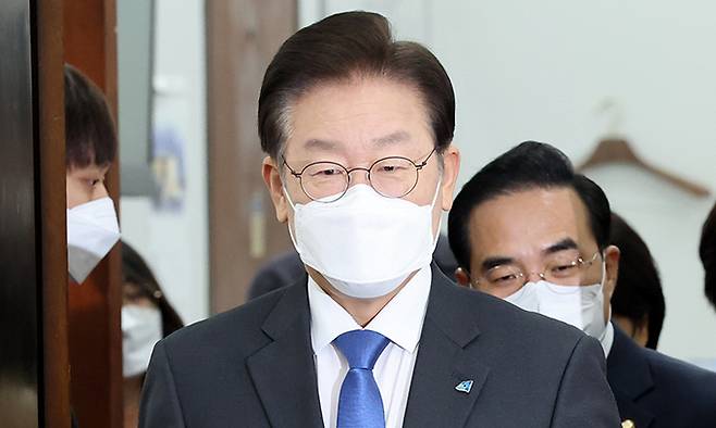 더불어민주당 이재명 대표가 5일 국회에서 열린 최고위원회에 참석하고 있다. 연합뉴스