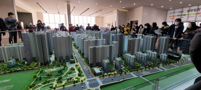 서울 강동구 둔촌동 ‘올림픽파크 포레온(둔촌주공 재건축)’ 견본주택 내 마련된 단지 모형을 방문객들이 둘러보고 있다. 이덕연 기자