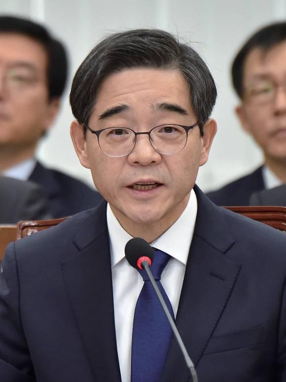 2017년 12월20일 권순일 대법관 겸 중앙선거관리위원장 후보자가 국회 행정안전위원회에서 열린 인사청문회 에서 의원들의 질의에 답하고 있다.ⓒ시사저널 박은숙