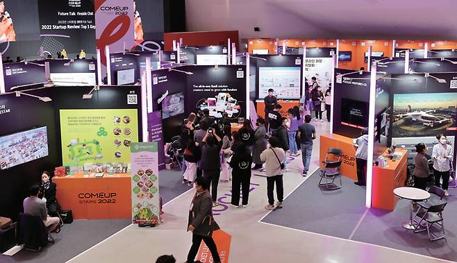 11월9일 오전 서울 중구 동대문디자인플라자에서 열린 스타트업 행사 '컴업 2022'를 찾은 관람객들이 부스를 둘러보고 있다.ⓒ연합뉴스