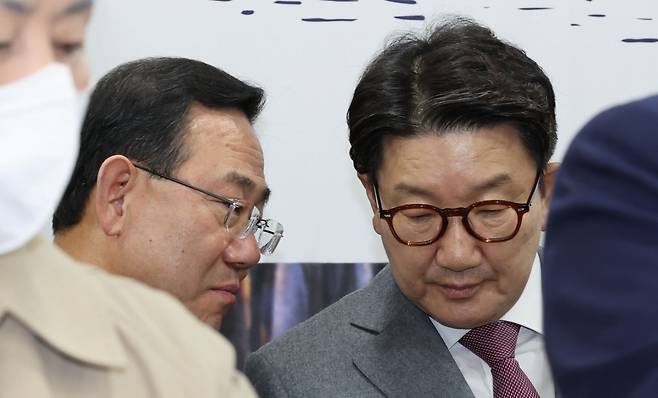 권성동 국민의힘 의원(오른쪽)과 주호영 원내대표(왼쪽)가 2022년 11월29일 오전 서울 여의도 국회 의원회관에서 열린 '2022 포항 구룡포 과메기 홍보행사'에서 이야기를 나누고 있다. ⓒ연합뉴스