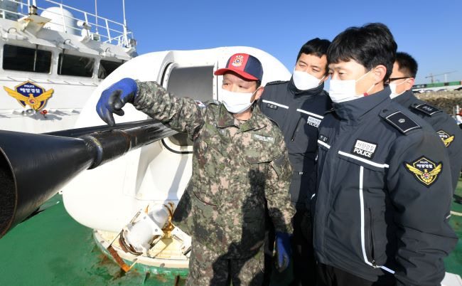 해군 인천해역방어사령부(인방사) 전문교관들이 5일 인천 해경 전용부두에 정박하고 있는 해경함정에 승조해 함포 실습교육을 하고 있다. ⓒ인방사