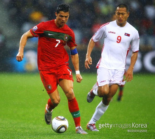 2010년 남아공 월드컵 조별리그 북한-포르투갈 경기에 출전했던 정대세(오른쪽)와 크리스티아누 호날두의 모습. 사진=게티이미지코리아