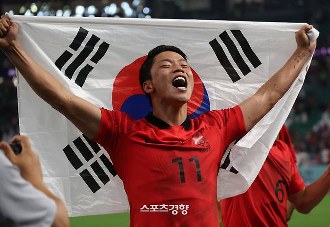 대한민국 축구대표팀 황희찬이 2일(현지시간) 카타르 알라이얀 에듀케이션 시티 스타디움에서 열린 2022 카타르 월드컵 조별리그 H조 포르투갈의 경기에서 포르투갈에 2대1로 승리한 뒤 16강 진출이 결정되자 기뻐하고 있다. / 알 라이얀|권도현 기자