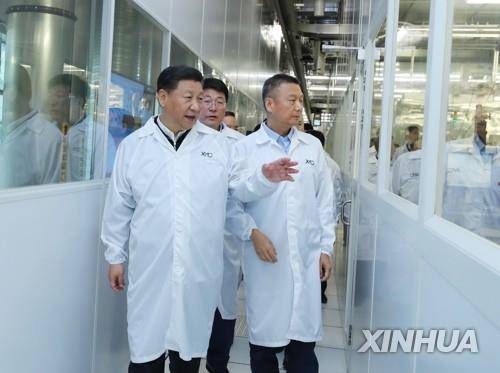 2018년 반도체공장 시찰 중인 시진핑 국가주석  [우한 신화=연합뉴스 자료사진] 시진핑 중국 국가주석이 2018년 4월26일 우한의 반도체기업 우한신신(XMC·武漢新芯)을 방문하고 있다.
(끝)