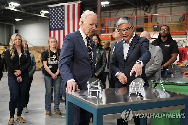 바이든, SK실트론 美공장 방문…"中 공급망 인질되지 않겠다"