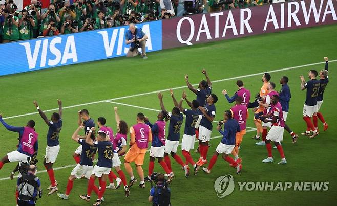 프랑스, 폴란드 꺾고 8강 진출 (도하=연합뉴스) 임헌정 기자 = 5일(한국시간) 카타르 도하의 앗수마마 스타디움에서 열린 2022 카타르 월드컵 16강전 프랑스와 폴란드 경기.
    3-1 승리를 거두고 8강에 진출한 프랑스 선수들이 기쁨을 나누고 있다. 2022.12.5 kane@yna.co.kr