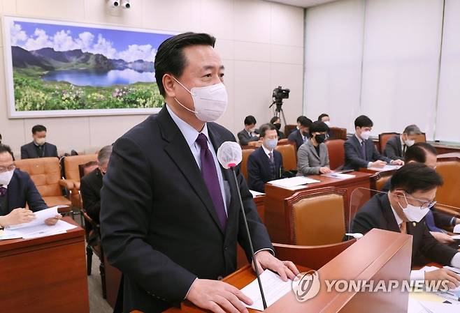 인사말 하는 조현동 외교부 차관 (서울=연합뉴스) 이정훈 기자 = 조현동 외교부 차관이 5일 오후 국회에서 열린 외교통일위원회 전체회의에서 소관 법률안 의결과 관련해 인사말을 하고 있다. 2022.12.5 uwg806@yna.co.kr