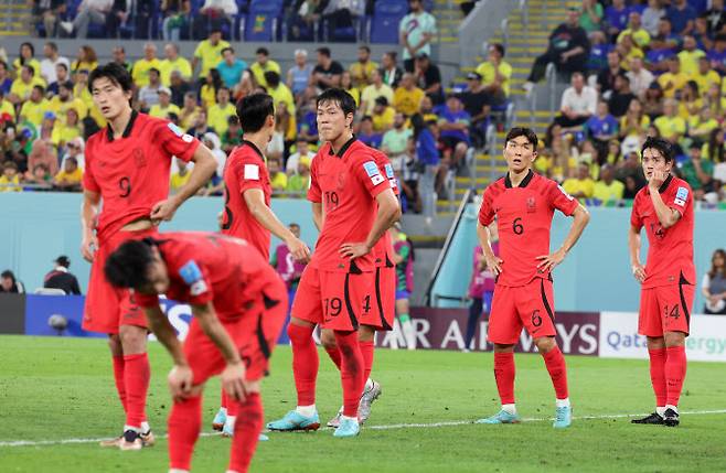 16강전에 선발된 국가대표팀 선수들이 연이은 강행군에 지친 모습 (사진=뉴스1)
