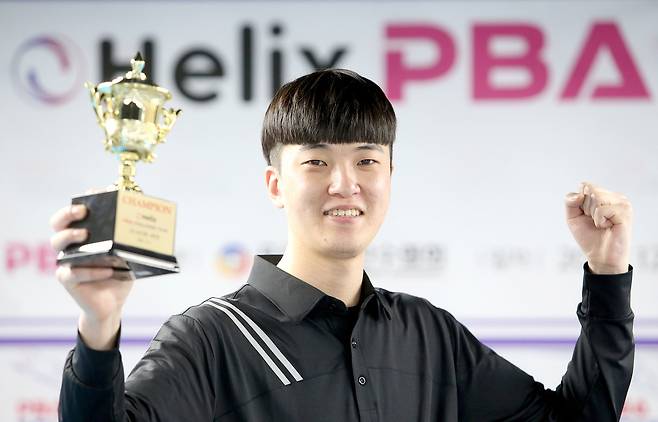 '김행직 동생' 김태관이 22-23시즌 PBA 3부투어 두 번째 우승 트로피를 들었다, PBA