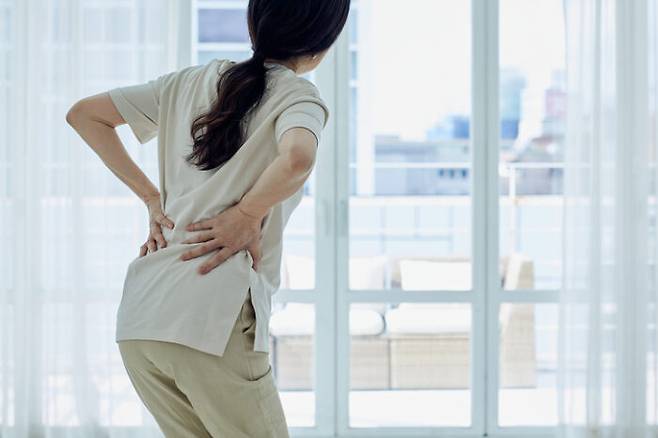 여성 갱년기에는 얼굴 홍조, 열감, 관절통, 두통, 골다공증, 근감소증 등 다양한 증상이 나타난다. [사진=게티이미지뱅크]